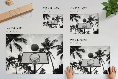 Poster con canestro da basket tra le palme con stampa dai colori saturi su sfondo bianco e nero