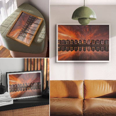 Poster Case colorate in riva al mare illuminate dalla luce del tramonto.