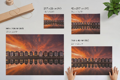 Poster Case colorate in riva al mare illuminate dalla luce del tramonto.