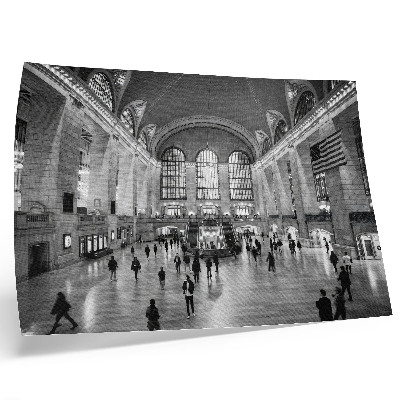 Poster dai colori saturi Interni eleganti con ampie finestre e scala centrale.