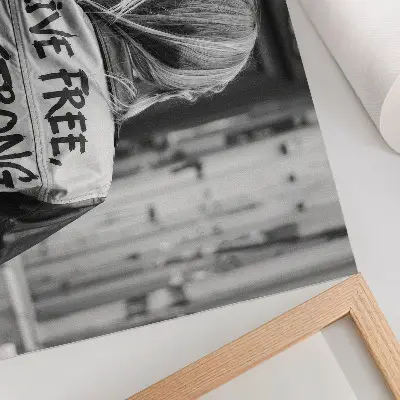 Stampa su tela moderna giacca nera con scritte, composizione forte e contrasti