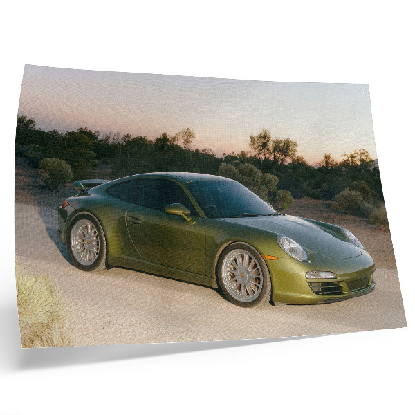 Poster dai colori saturi Auto sportiva verde al tramonto nel deserto