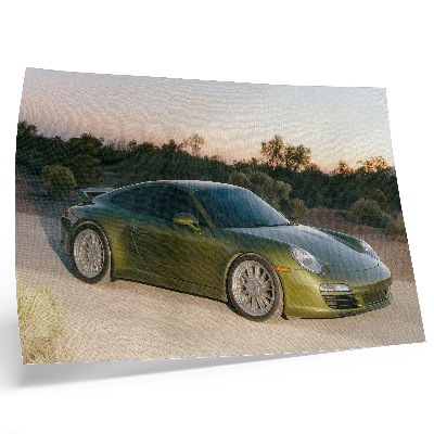 Poster dai colori saturi Auto sportiva verde al tramonto nel deserto
