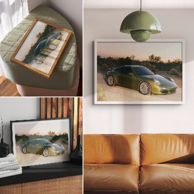 Poster dai colori saturi Auto sportiva verde al tramonto nel deserto