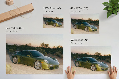 Poster dai colori saturi Auto sportiva verde al tramonto nel deserto