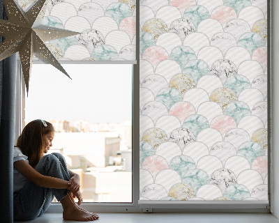 Tenda a rullo da interno con fantasia a squame colorate