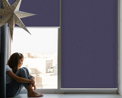 Tenda a rullo per porta finestra di colore viola scuro