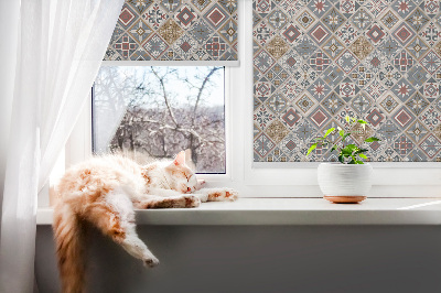 Tenda a rullo per porta finestra con motivo a rombi decorativi