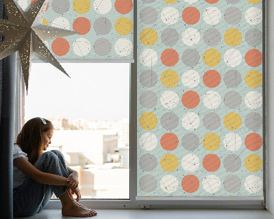 Tenda a rullo per porta finestra con fantasia di puntini collegati da linee geometriche circolari