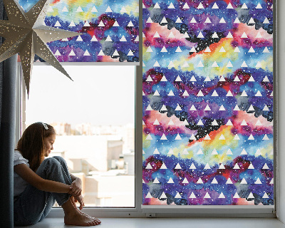 Tenda a rullo in tessuto con fantasia di triangoli bianchi su sfondo colorato