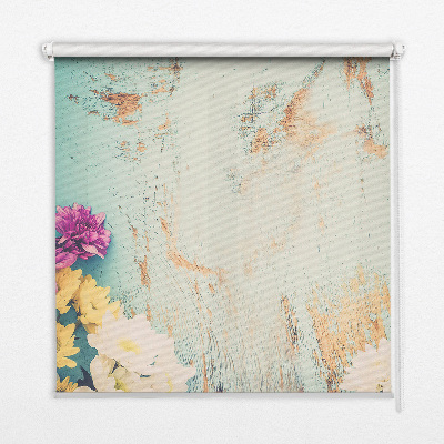 Tenda a rullo per porta finestra con stampa di fiori su sfondo blu