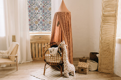 Tenda a rullo oscurante per porta finestra con motivo a rombi decorativi