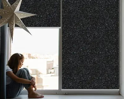 Tenda a rullo oscurante su sfondo nero