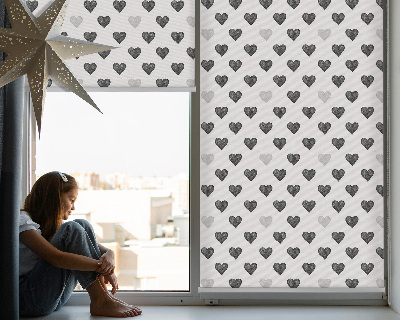Tenda a rullo oscurante con motivo a cuori scuri per finestra