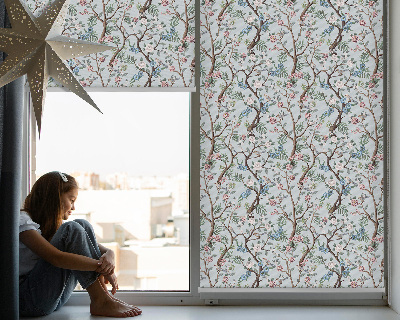Tenda a rullo interna oscurante con stampa di rampicanti fioriti su sfondo chiaro