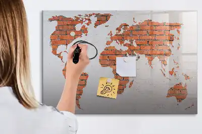 Lavagna magnetica a forma di mappa del mondo realizzata su mattoni