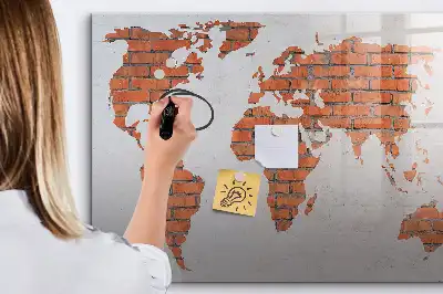 Lavagna magnetica a forma di mappa del mondo realizzata su mattoni