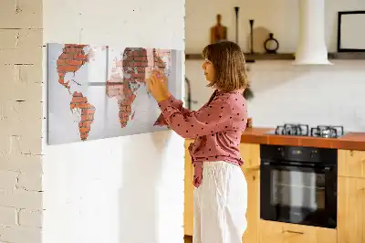 Lavagna magnetica a forma di mappa del mondo realizzata su mattoni