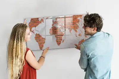 Lavagna magnetica a forma di mappa del mondo realizzata su mattoni