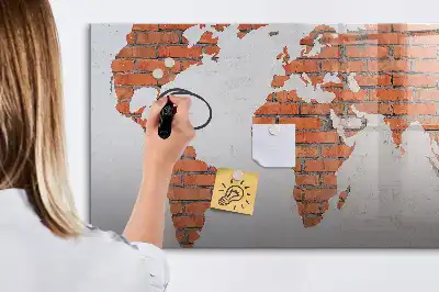 Lavagna magnetica a forma di mappa del mondo realizzata su mattoni