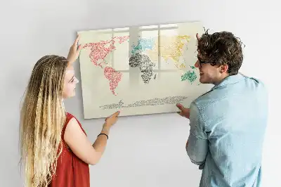 Lavagna magnetica per scrivere raffigurante una mappa del mondo fatta di lettere
