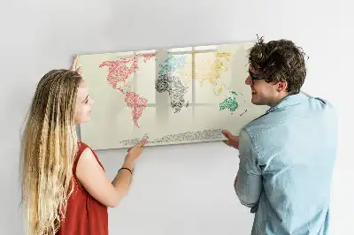 Lavagna magnetica per scrivere raffigurante una mappa del mondo fatta di lettere