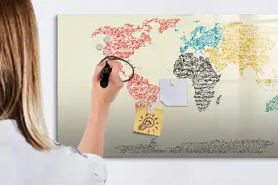 Lavagna magnetica per scrivere raffigurante una mappa del mondo fatta di lettere