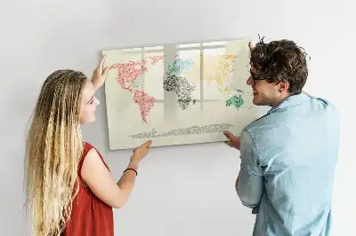 Lavagna magnetica per scrivere raffigurante una mappa del mondo fatta di lettere