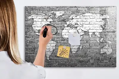 Lavagna magnetica a forma di mappa del mondo realizzata su mattoni