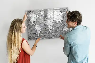 Lavagna magnetica a forma di mappa del mondo realizzata su mattoni