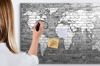 Lavagna magnetica a forma di mappa del mondo realizzata su mattoni