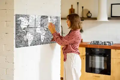 Lavagna magnetica a forma di mappa del mondo realizzata su mattoni