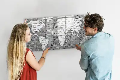 Lavagna magnetica a forma di mappa del mondo realizzata su mattoni