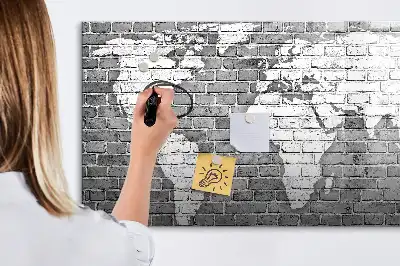 Lavagna magnetica a forma di mappa del mondo realizzata su mattoni