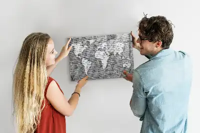 Lavagna magnetica a forma di mappa del mondo realizzata su mattoni