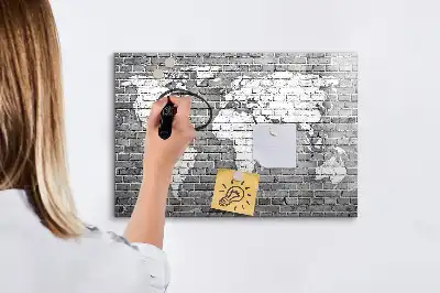 Lavagna magnetica a forma di mappa del mondo realizzata su mattoni