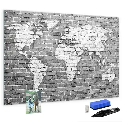 Lavagna magnetica a forma di mappa del mondo realizzata su mattoni