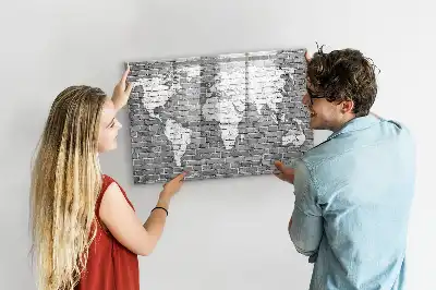 Lavagna magnetica a forma di mappa del mondo realizzata su mattoni