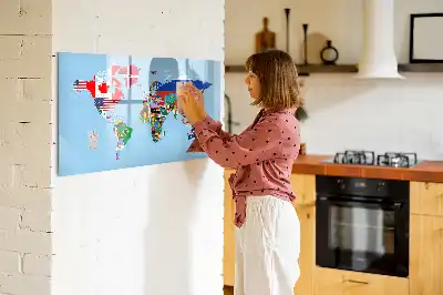 Lavagna magnetica con mappa del mondo e bandiere