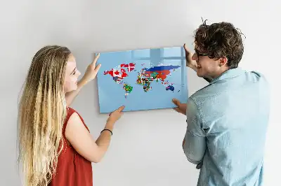 Lavagna magnetica con mappa del mondo e bandiere