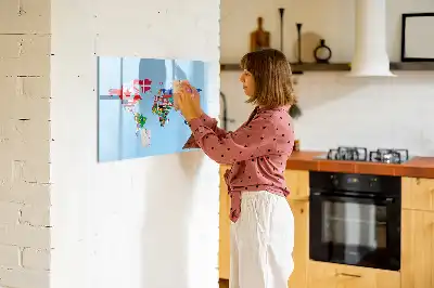 Lavagna magnetica con mappa del mondo e bandiere