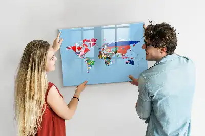 Lavagna magnetica con mappa del mondo e bandiere