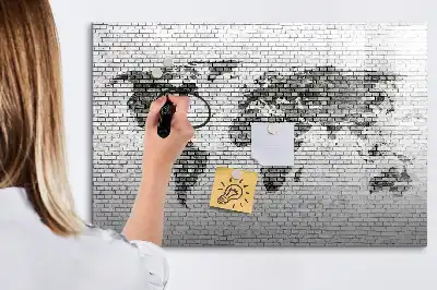 Lavagna magnetica con stampa di mappa del mondo su muro di mattoni