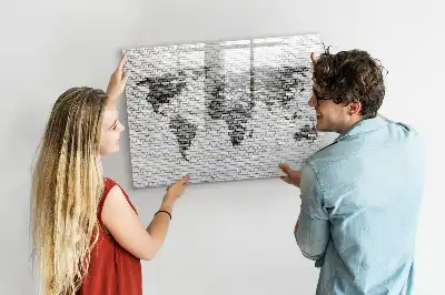 Lavagna magnetica con stampa di mappa del mondo su muro di mattoni