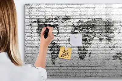 Lavagna magnetica con stampa di mappa del mondo su muro di mattoni