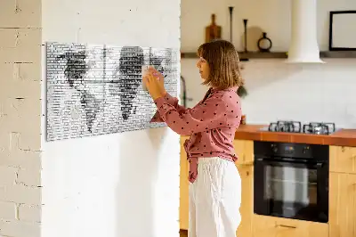 Lavagna magnetica con stampa di mappa del mondo su muro di mattoni