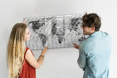 Lavagna magnetica con stampa di mappa del mondo su muro di mattoni