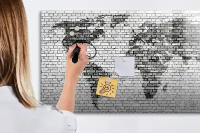 Lavagna magnetica con stampa di mappa del mondo su muro di mattoni