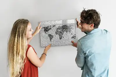 Lavagna magnetica con stampa di mappa del mondo su muro di mattoni