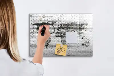 Lavagna magnetica con stampa di mappa del mondo su muro di mattoni